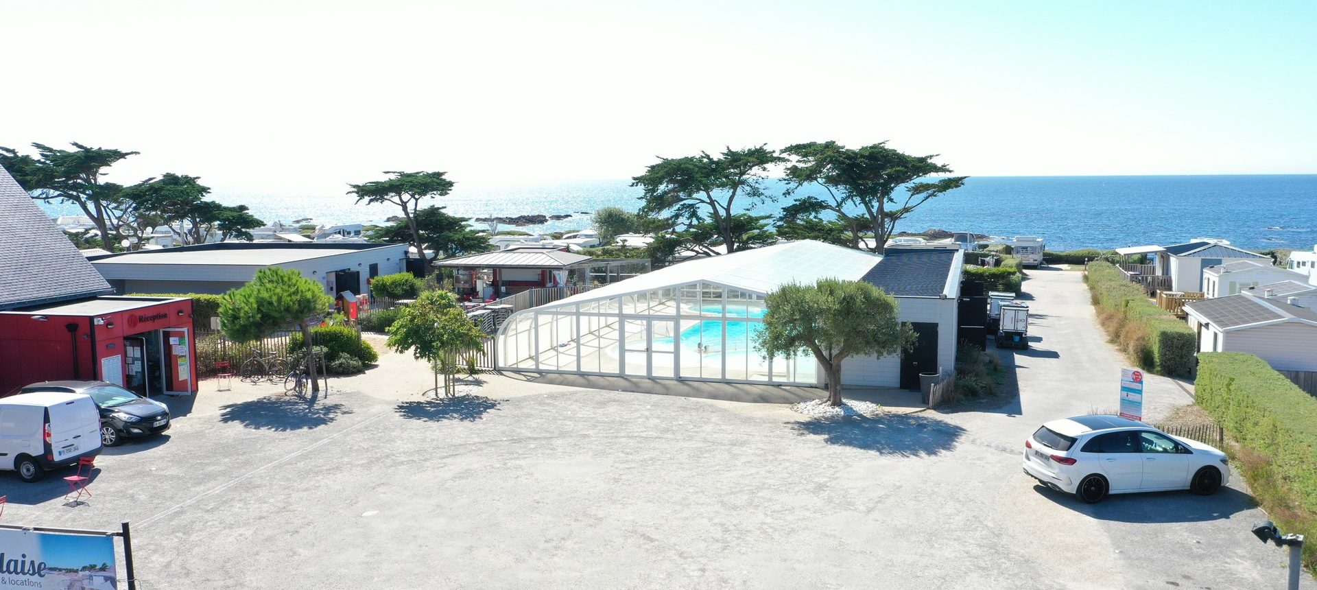 piscine couverte Camping La Falaise