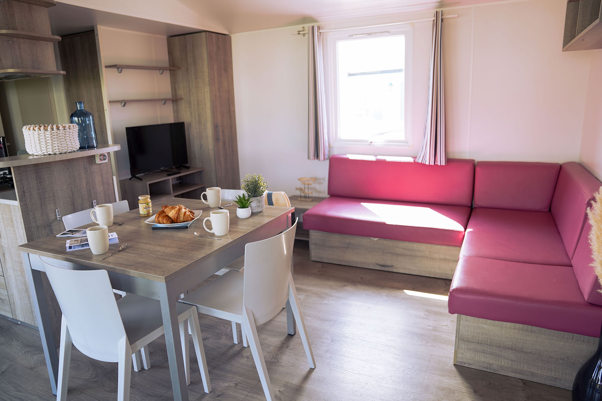 interieur-salle-a-manger-cuisine-mobil-home-bord-de-mer-camping-la-turballe